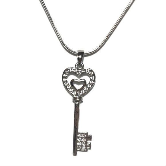 Jewelry - Sparkly Heart key pendant necklace